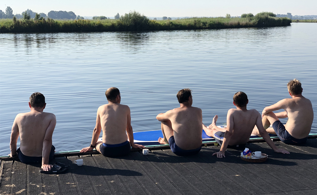 Vijf blote roeiertjes die zaten op een vlot, boven op een vlot…