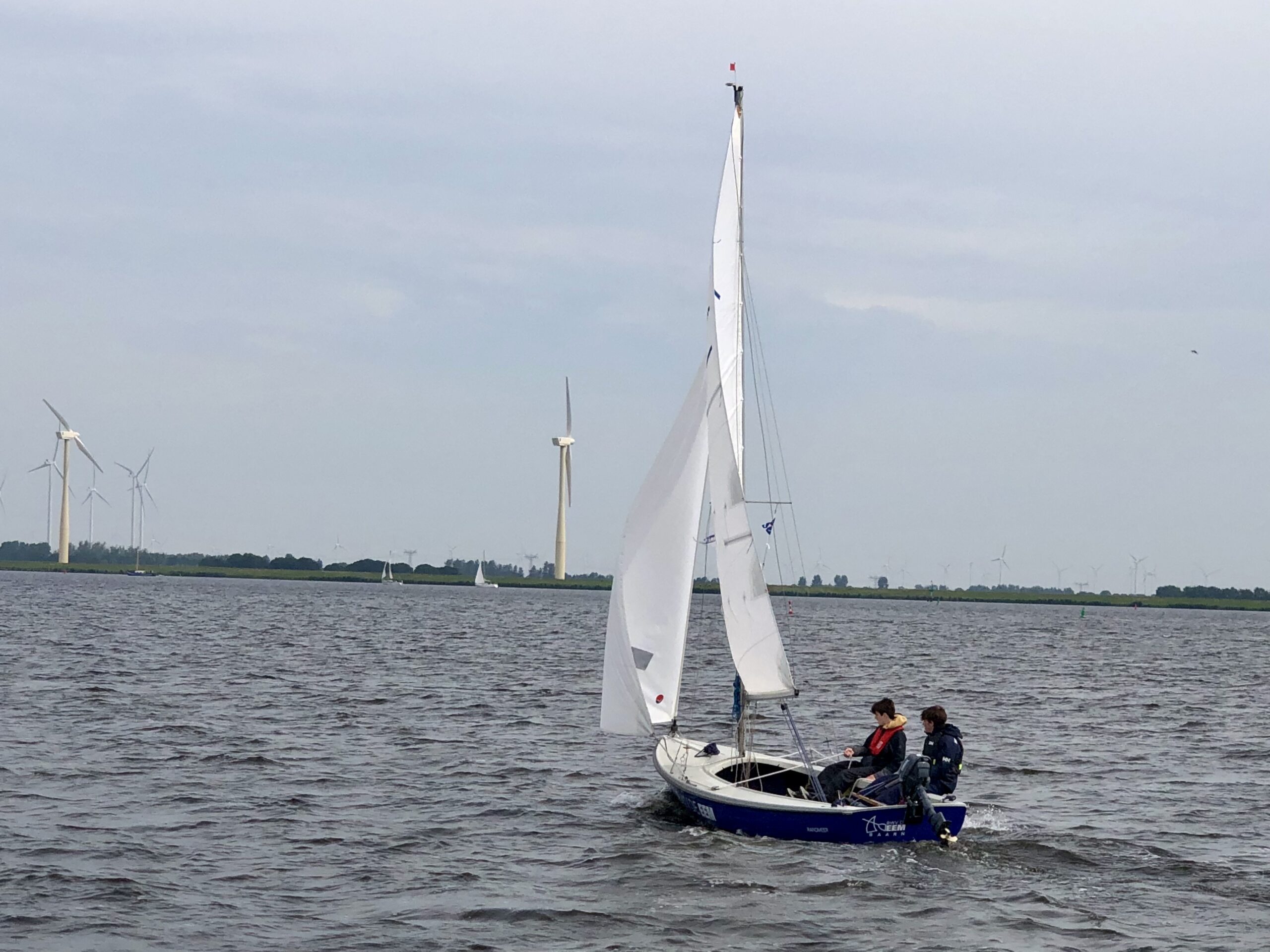 Winnaars Mats en Tom onderweg Tom en Mats zeilen