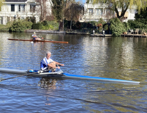 Kees roeit Skiffhead 25 keer en nodigt je uit dat mee te vieren.